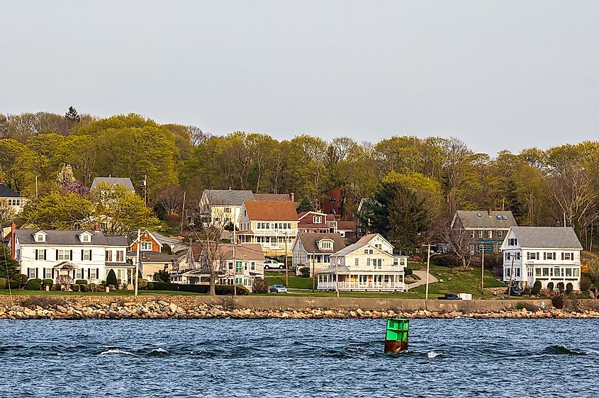 Río Sauconette y un pequeño barrio residencial en Tiverton, Rhode Island.