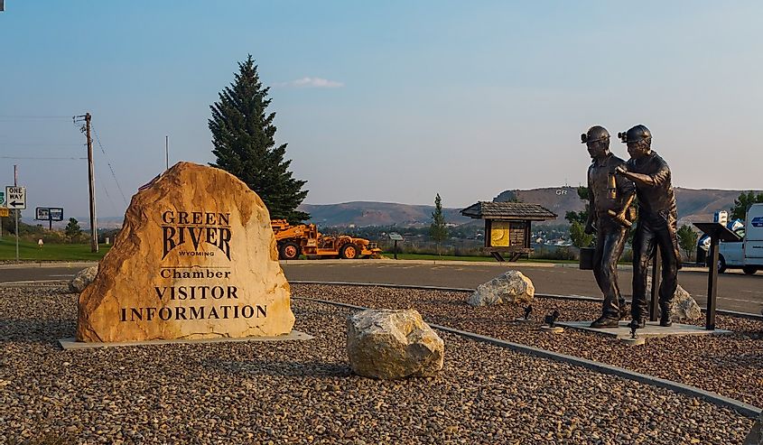 Estatua de dos mineros y signo del centro de visitantes, Green River, Wyoming.