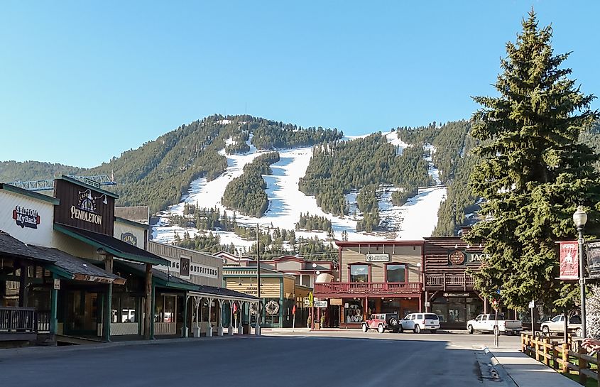 Pistas de esquí en Jackson Hole con un panorama de casas antiguas.