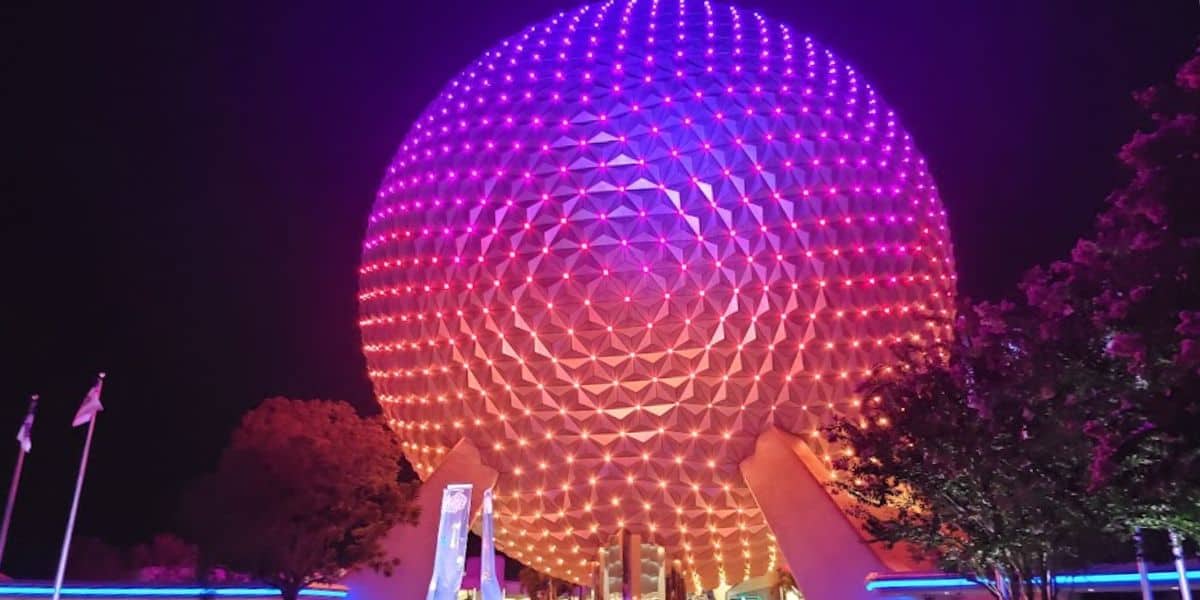 Nave espacial Tierra de noche en EPCOT