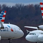 CLT – Mamá demanda a American Airlines después de que los niños permanecieran en una ‘habitación similar a una cárcel’ durante la noche En WSOCTV