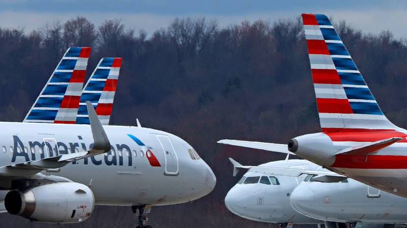 CLT – Mamá demanda a American Airlines después de que los niños permanecieran en una ‘habitación similar a una cárcel’ durante la noche En WSOCTV