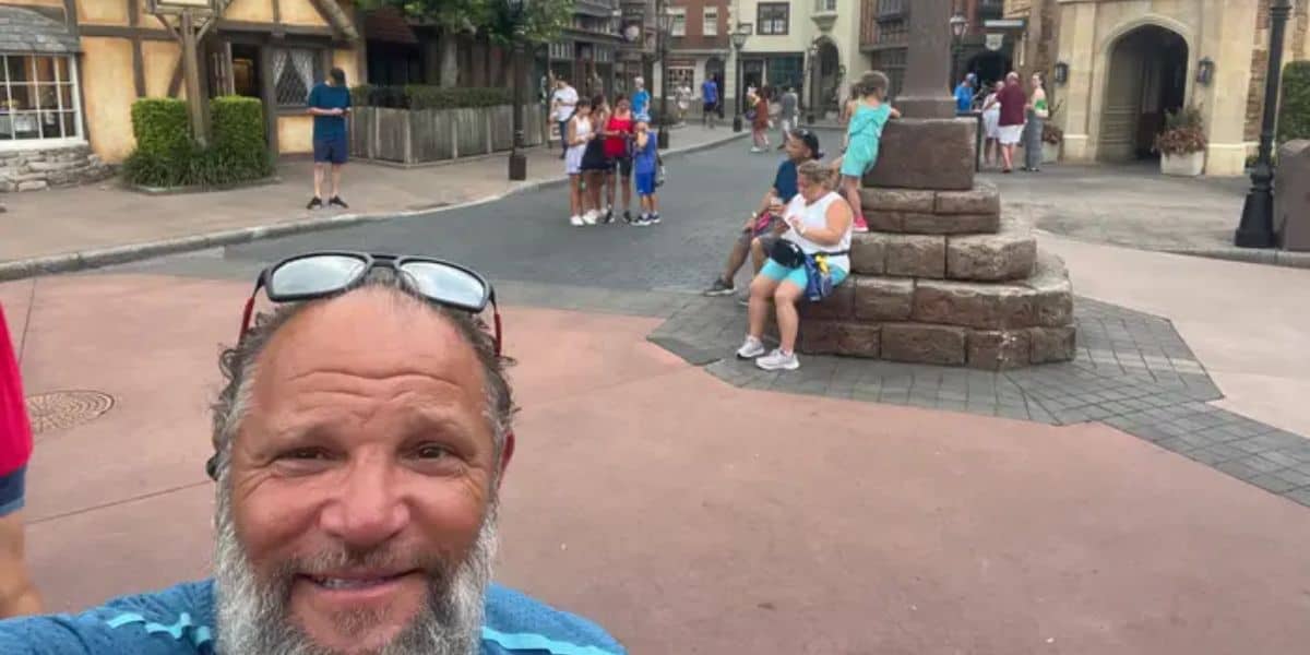 Hombre en Disney World