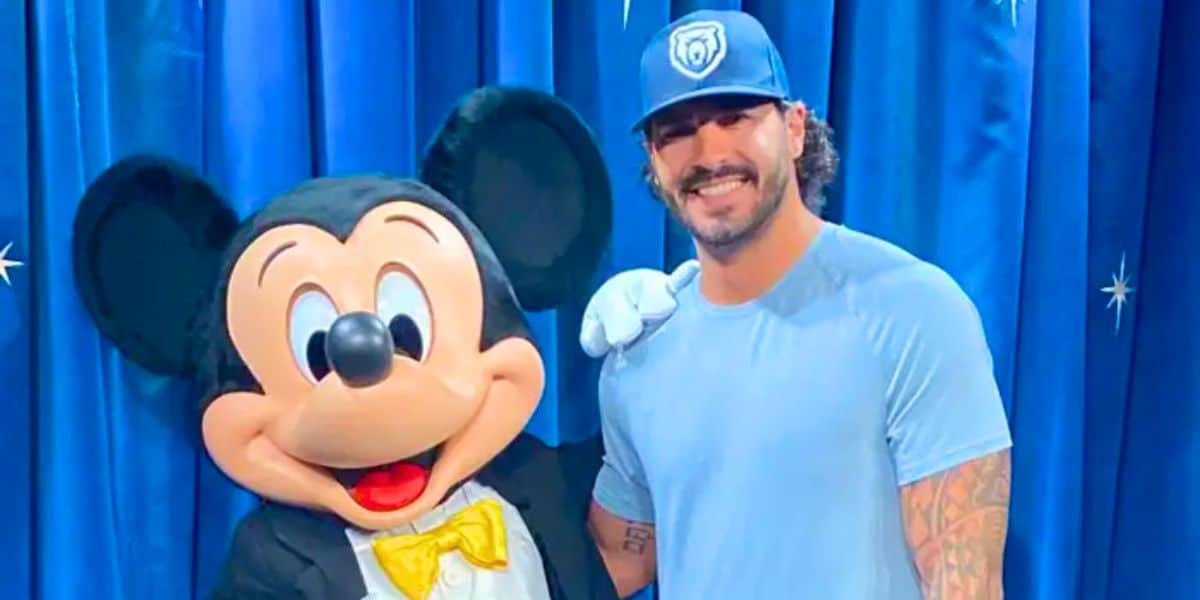Hombre con Mickey Mouse