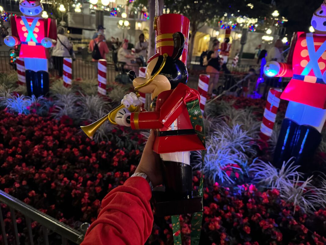 El cubo de palomitas de maíz del soldado de juguete de Mickey Mouse llega a Magic Kingdom durante las fiestas navideñas 3 Toy Soldier Mickey Cubo de palomitas de maíz wdw2023 7644