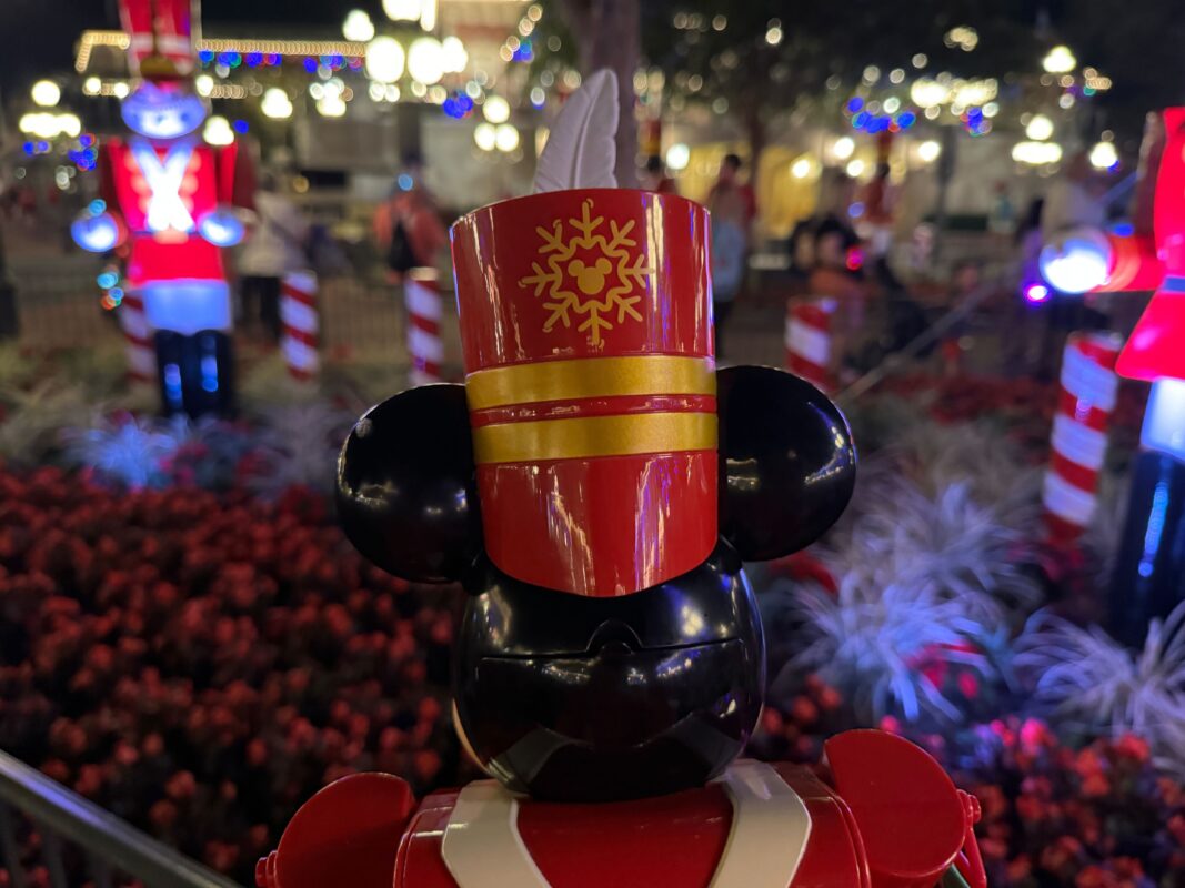 Cubo de palomitas de maíz de Mickey Mouse Toy Soldier Entra en Magic Kingdom para las fiestas 4 Cubo de palomitas de maíz mickey toy soldado wdw2023 7645