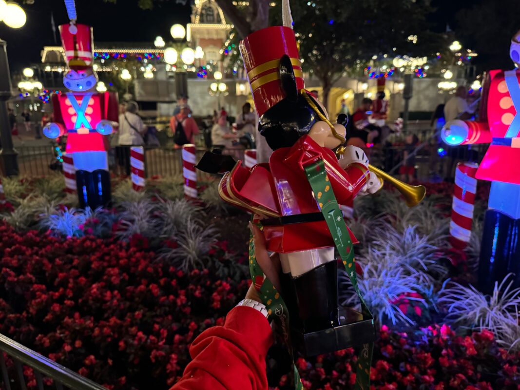 El cubo de palomitas de maíz del soldado de juguete de Mickey Mouse llega al Reino Mágico para las fiestas 5 Toy Soldier Mickey Cubo de palomitas de maíz wdw2023 7648