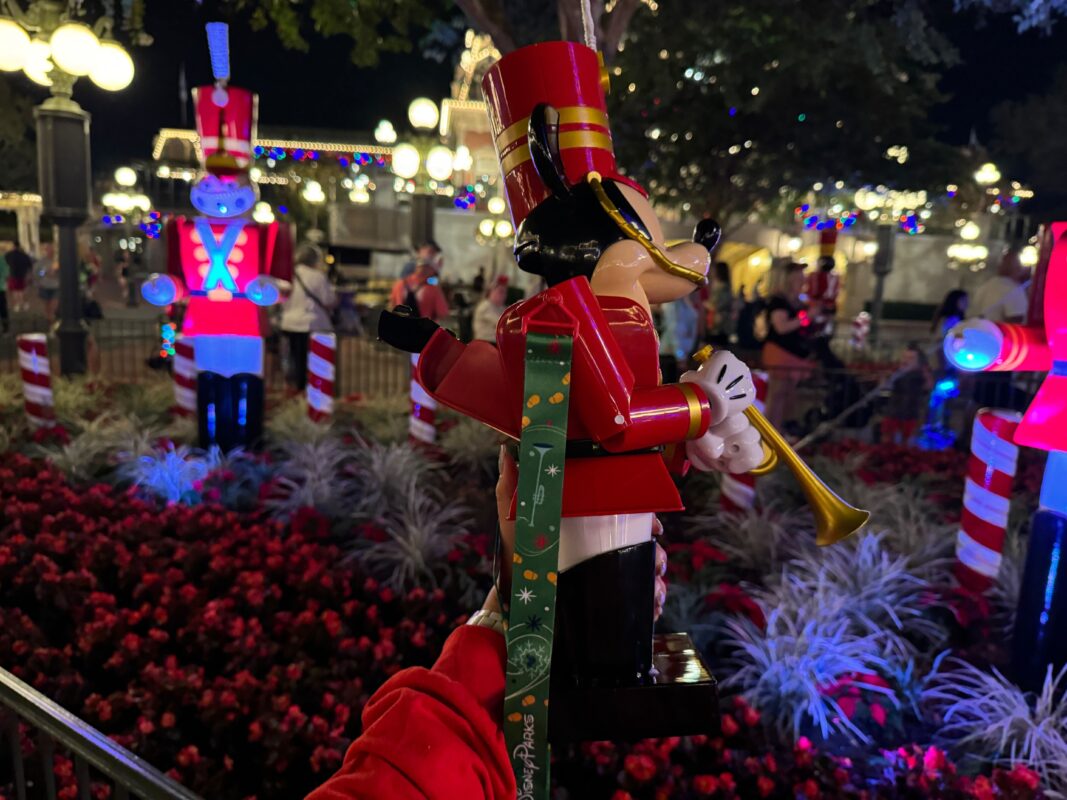 El cubo de palomitas de maíz del soldado de juguete de Mickey Mouse llega al Reino Mágico para las fiestas 6 Toy soldado mickey cubo para palomitas de maíz wdw2023 7650