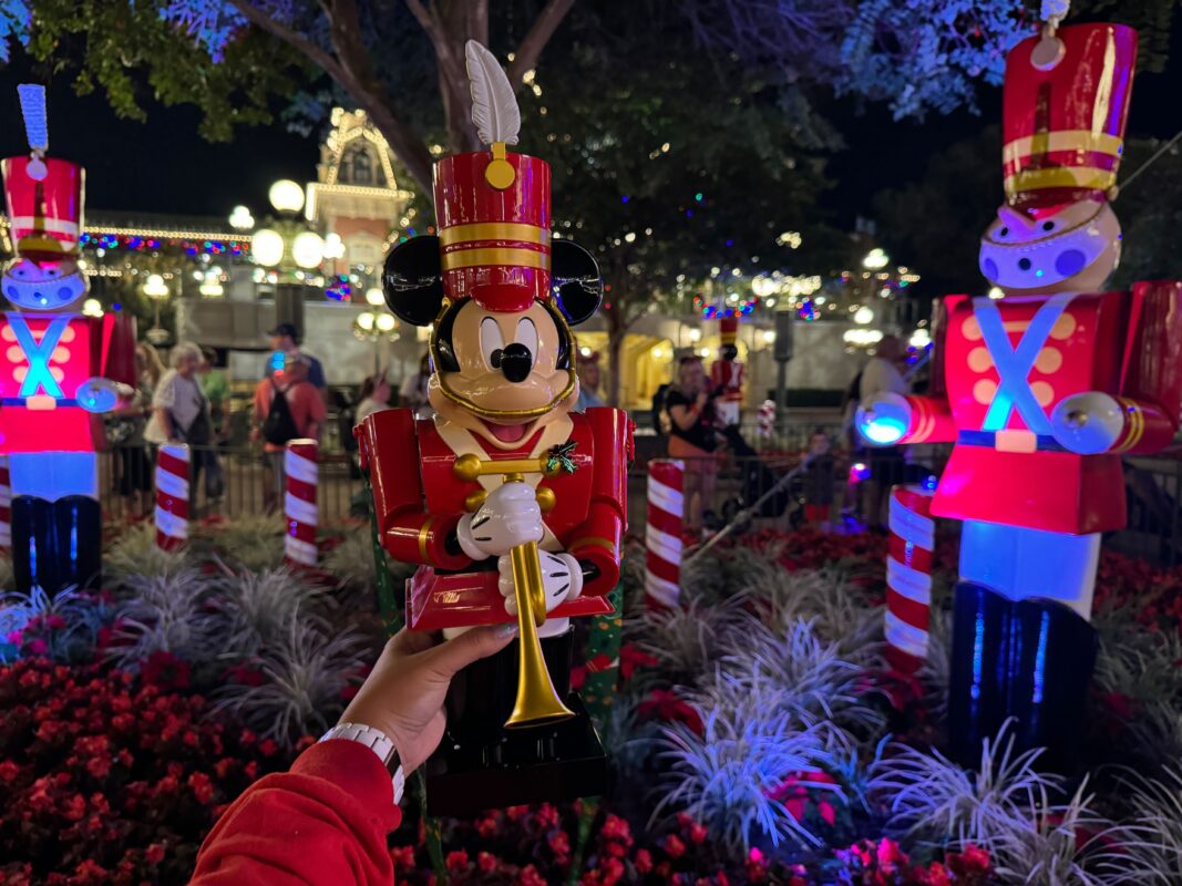 El cubo de palomitas de maíz del soldado de juguete de Mickey Mouse llega al Reino Mágico para las fiestas 8 Cubo de palomitas de maíz mickey toy soldado wdw2023 7653