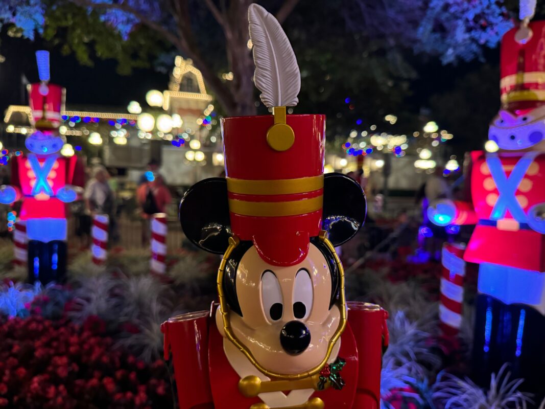 El cubo de palomitas de maíz del soldado de juguete de Mickey Mouse llega al Reino Mágico para las fiestas 9 Toy soldado mickey cubo para palomitas de maíz wdw2023 7654