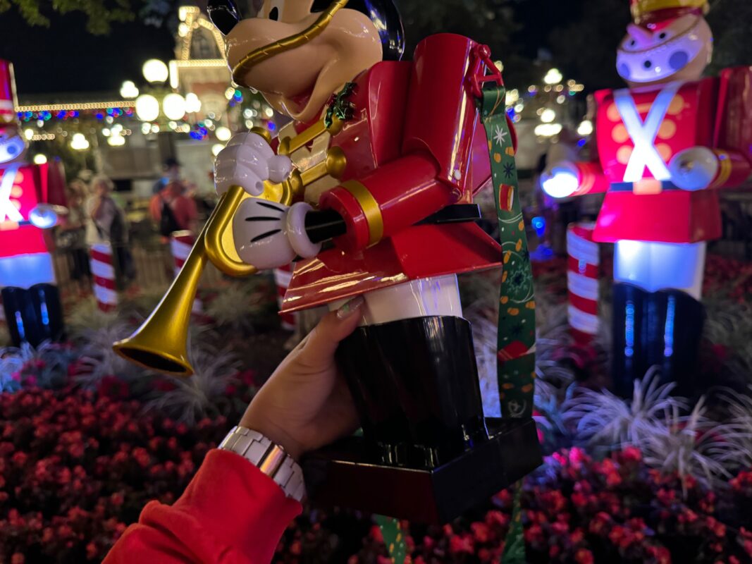 El cubo de palomitas de maíz del soldado de juguete de Mickey Mouse llega a Magic Kingdom para las fiestas 10 Toy Soldier Mickey Cubo de palomitas de maíz wdw2023 7655