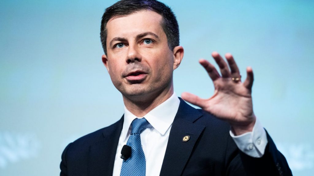 La oficina de Pete Buttigieg bloquea el gasto de los contribuyentes en giras por estados indecisos en aviones ejecutivos oficiales