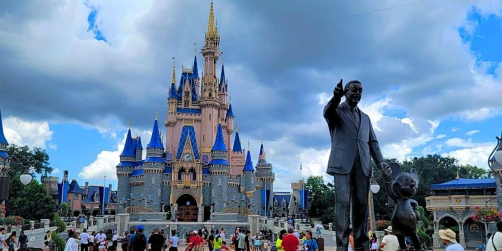 La repentina prohibición de esta práctica que lleva décadas en los parques de Disney World dejó a los visitantes desempleados y subempleados.