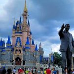 La repentina prohibición de esta práctica que lleva décadas en los parques de Disney World dejó a los visitantes desempleados y subempleados.
