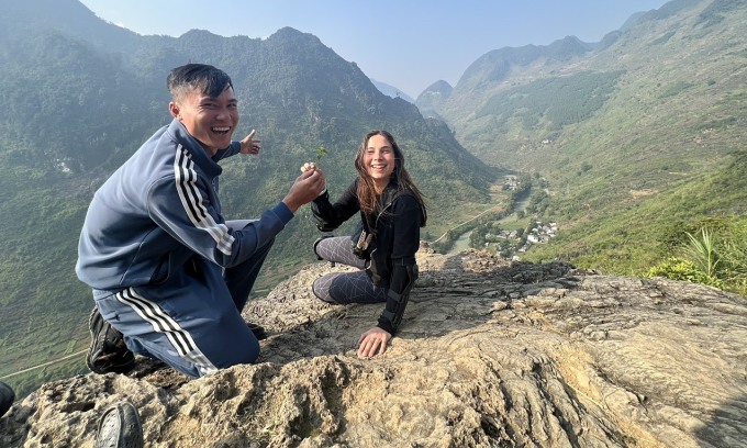 Un guía turístico (izq.) posa con un turista holandés en el distrito de Quan Ba, provincia de Ha Giang.  Foto cortesía de BB Ha Giang Tour