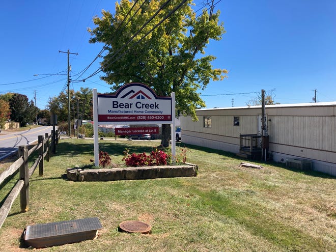Una vista de la comunidad de casas prefabricadas de Bear Creek en Johnston Boulevard en West Asheville el 6 de octubre de 2022.