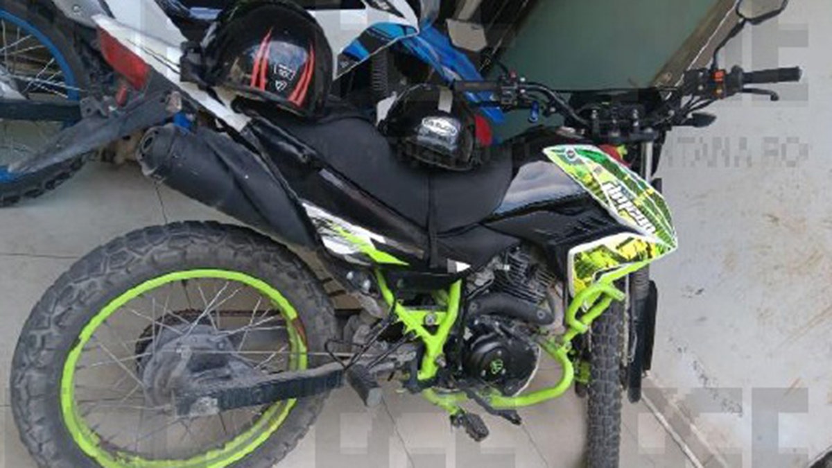 Moto verde lima y negra.