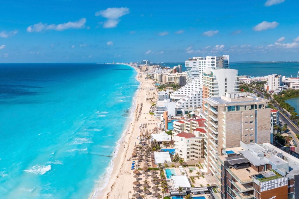 Las escapadas de vacaciones de primavera a Cancún promedian $339 por noche, según Hopper.