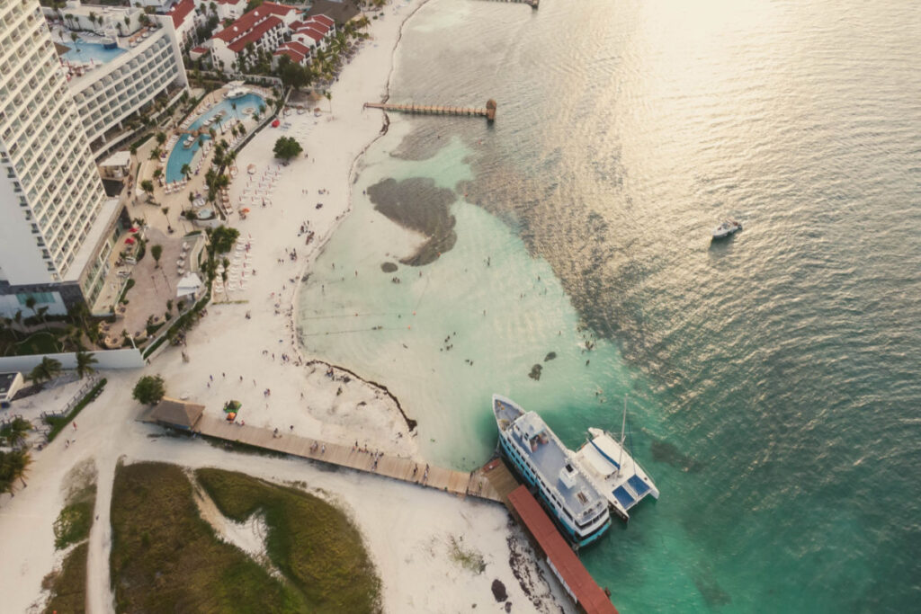La Armada de México intervendrá esta primavera para combatir el sargazo cerca de Cancún.