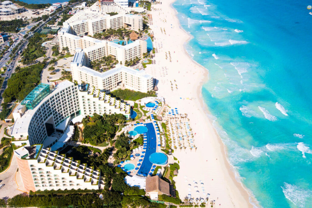 Estos son los 5 mejores hoteles baratos y mejor valorados cerca de Cancún en este momento.