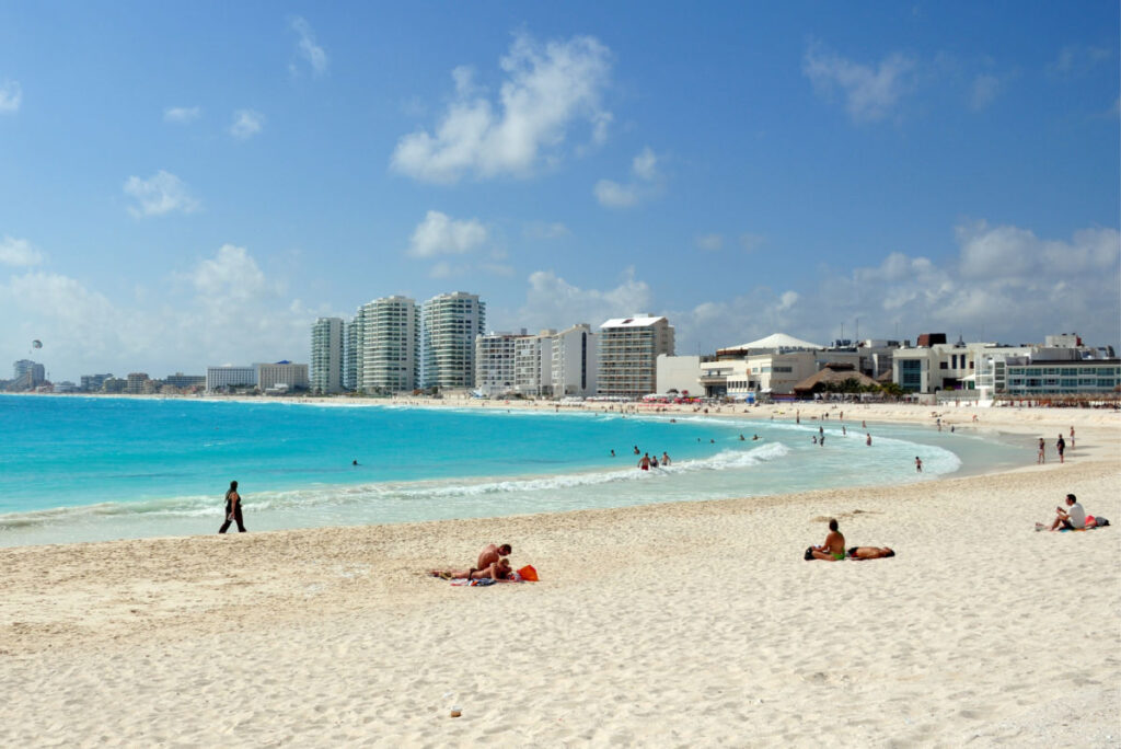 Recomiendan a turistas de Cancún tener cuidado con la vida marina mientras disfrutan de las playas de la zona hotelera