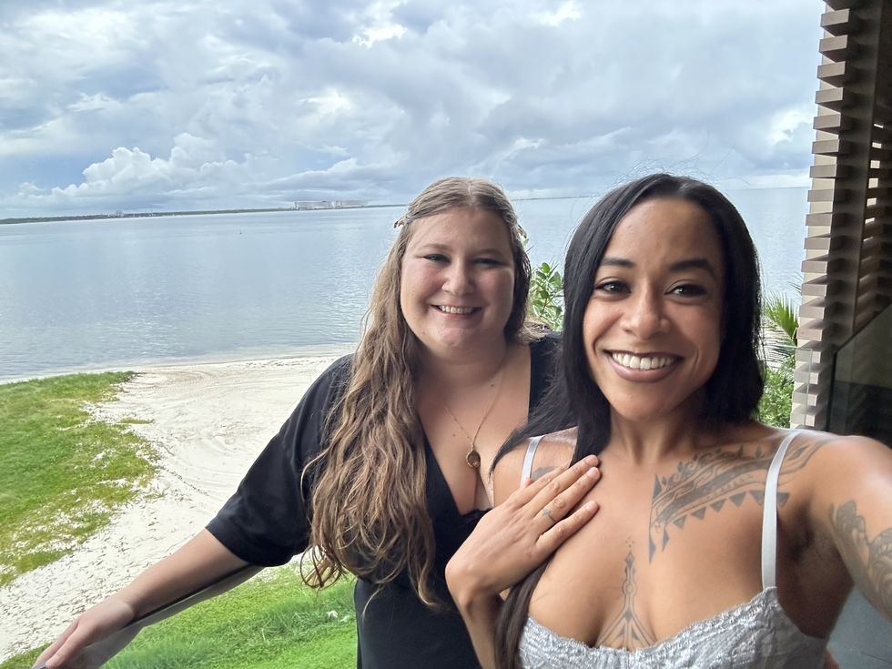 Dos mujeres se toman una selfie.