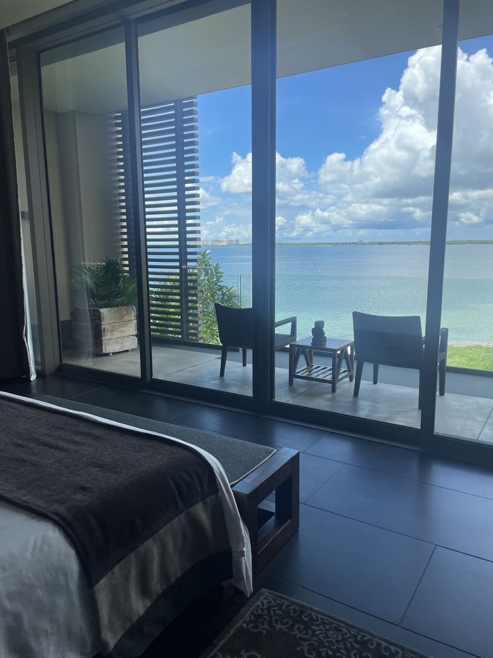 Un balcón con vistas al mar.