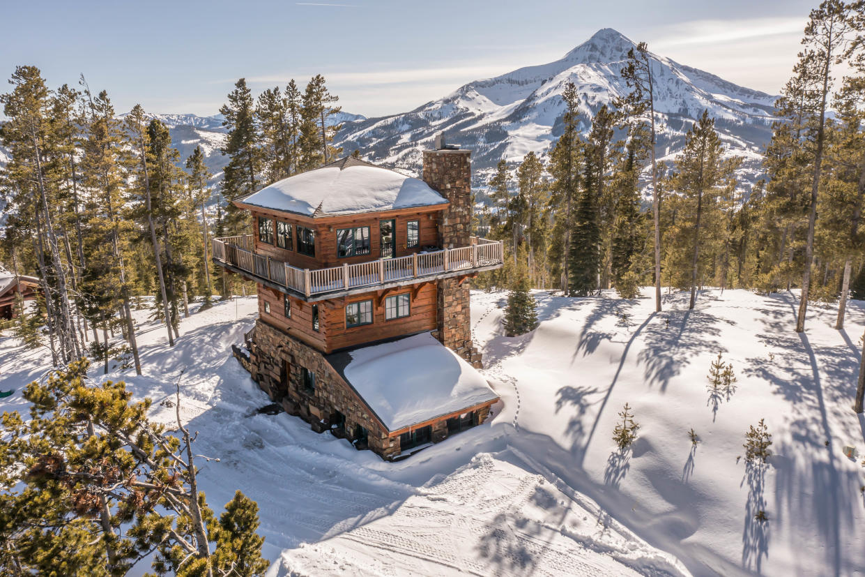La Fire Lookout Tower se encuentra en 60 acres, con vista a Beehive Basin cerca de Big Basin.  Vrbo la describe como una cabaña única con cocina gourmet y chimenea del piso al techo, perfecta para relajarse después de un día de esquí o explorar el bosque.