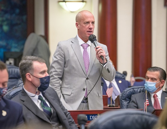 El representante del condado de Pinellas, Nick D'Cigli, patrocinador del proyecto de ley del Senado, dijo que la medida es un paso hacia la solución del problema. 