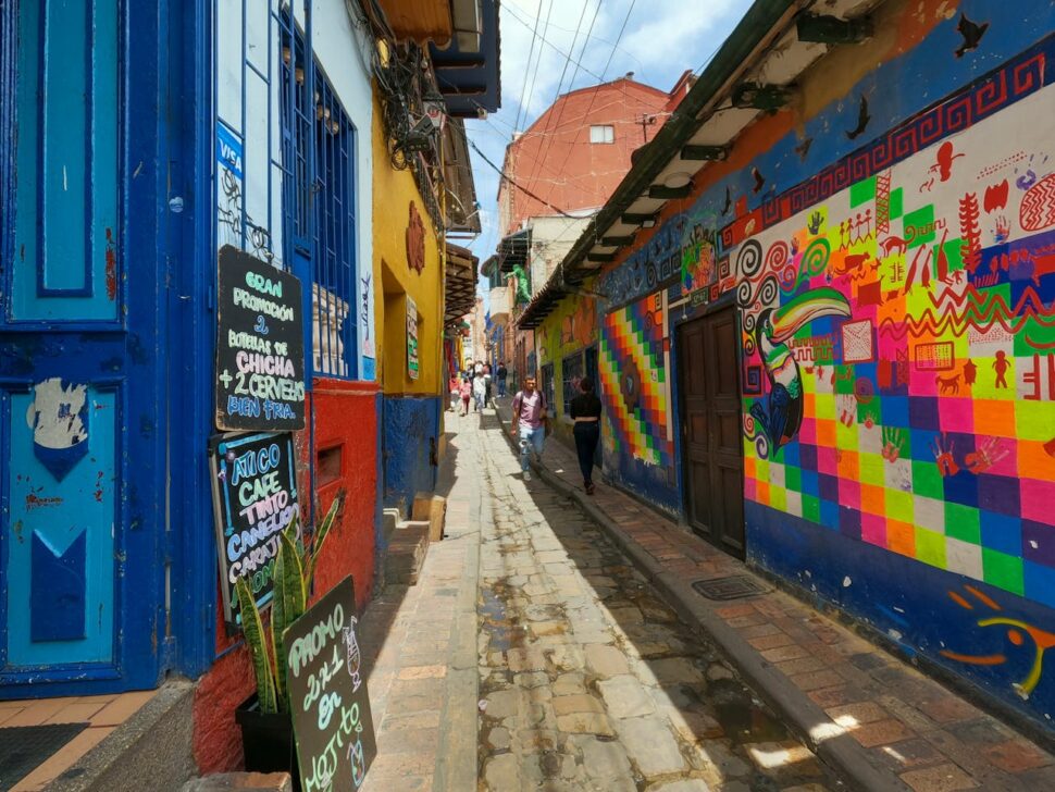 Calle con arte callejero en Bogotá, Colombia
