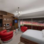 El recién imaginado «Sweet of Dreams» de Marriott Hotels y Manchester United revive la magia de los años 90 y la histórica temporada de triplete del club.