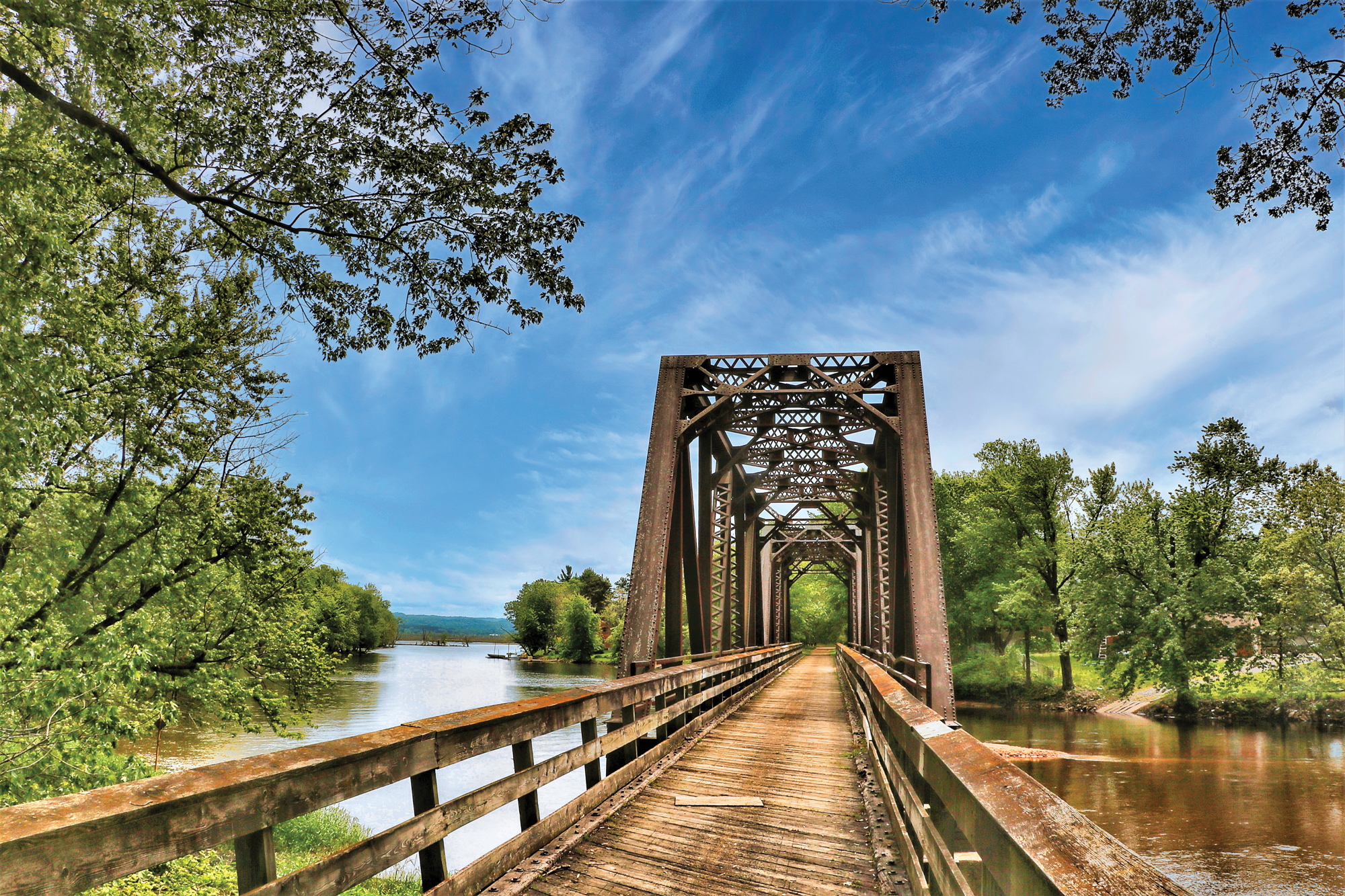 Foto de un puente de madera a lo largo del Great River State Trail al norte de La Crosse, Wisconsin.