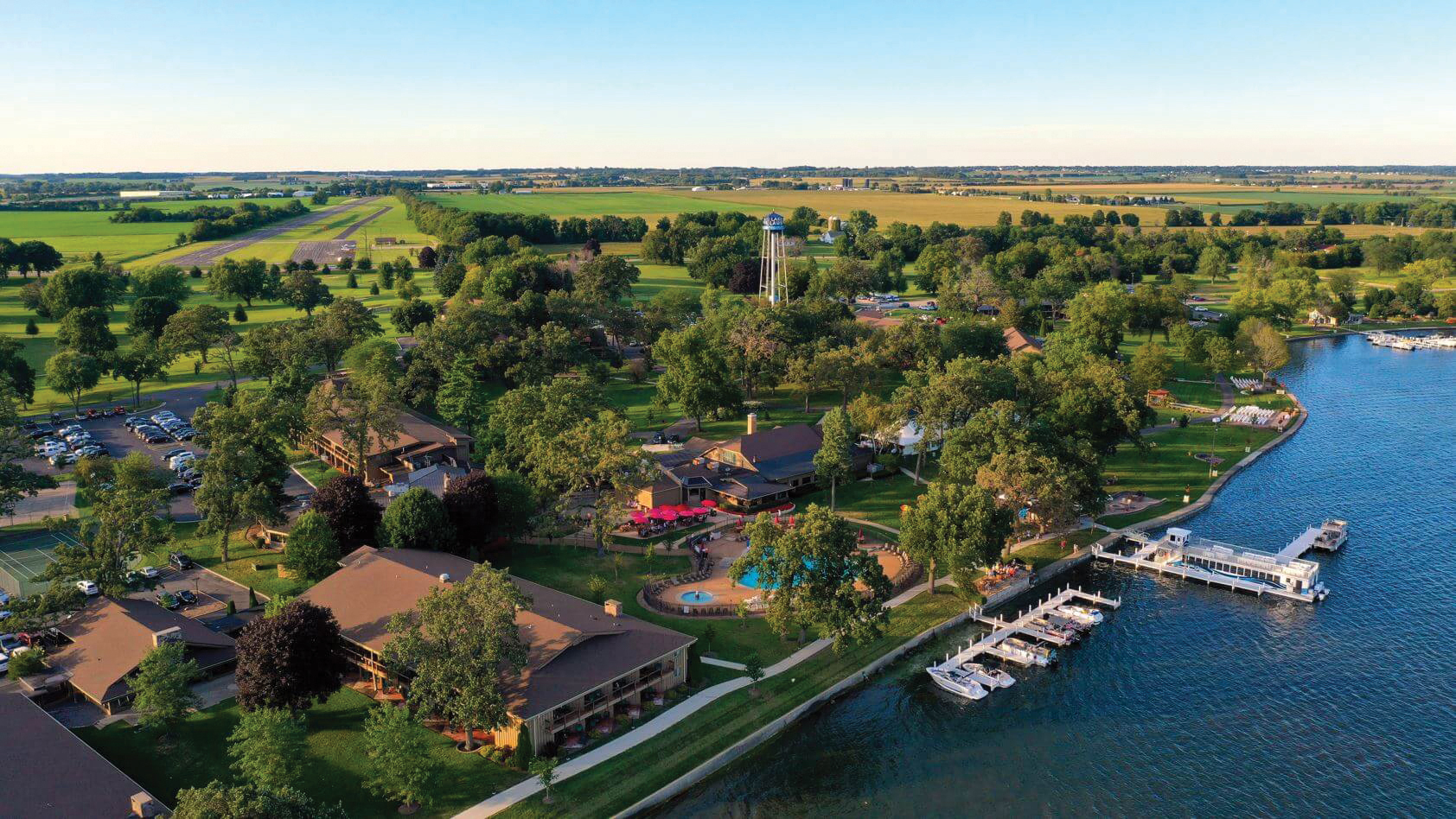 Una vista aérea del lago Delavan y los terrenos del Lake Lawn Resort 
