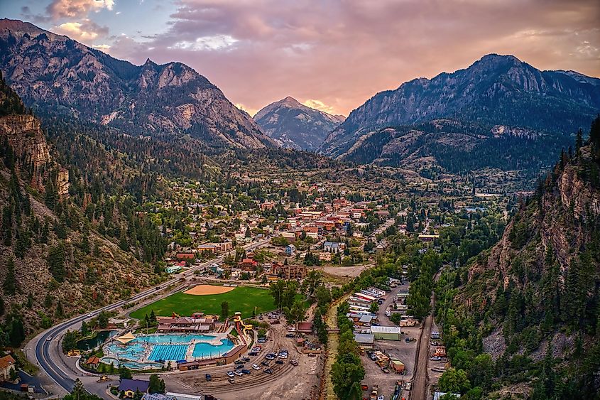 La hermosa ciudad de Ouray, Colorado, está rodeada de montañas.