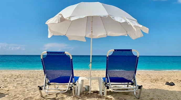 Dos sillas en la playa - Unsplash