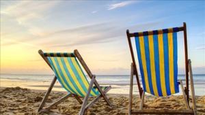 Disfrute de sus vacaciones con consejos conscientes para beber en verano.