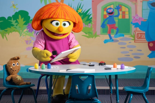 Julia es un personaje autista de Barrio Sésamo de 4 años que se puede encontrar en todos los resorts de Beaches.