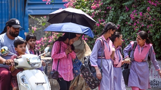 En medio de una ola de calor, el gobierno de Delhi dice cerrar las escuelas inmediatamente durante las vacaciones de verano.  Últimas noticias India