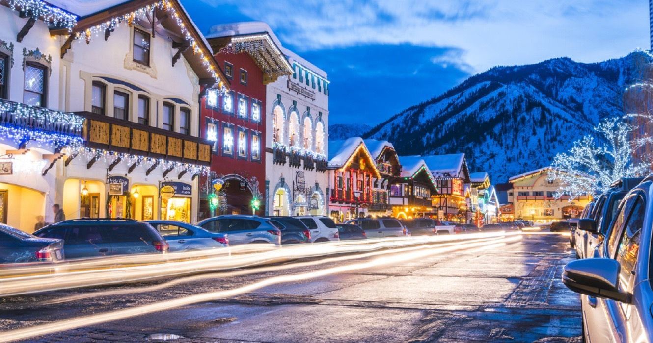 Adornos navideños de invierno en Leavenworth, Washington, EE.UU.