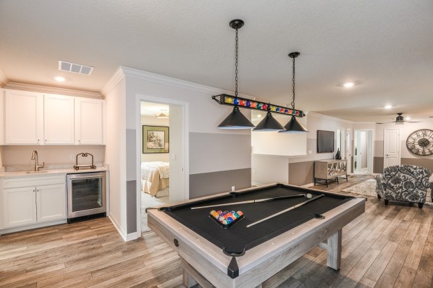 Pulte ofrece nueve planos de planta en el centro turístico de Windsor, incluida esta casa de vacaciones Clearwater Grand de 10 habitaciones.  (Gracias a Flip)