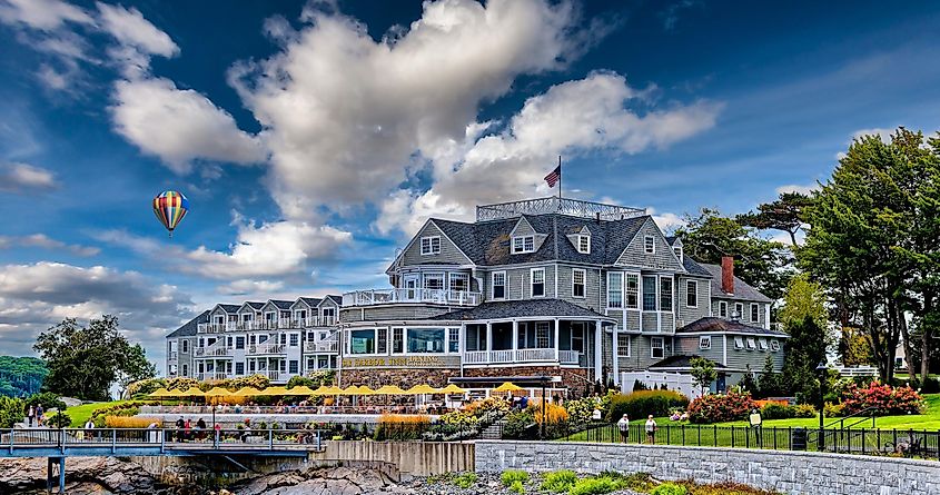 Bar Harbor, Maine, EE. UU. - Una hermosa ciudad costera conocida por la observación de ballenas y la navegación.