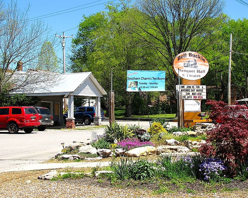 El jardín frente al teatro y salón de banquetes Bell Buckle en Bell Buckle, Tennessee, Estados Unidos.