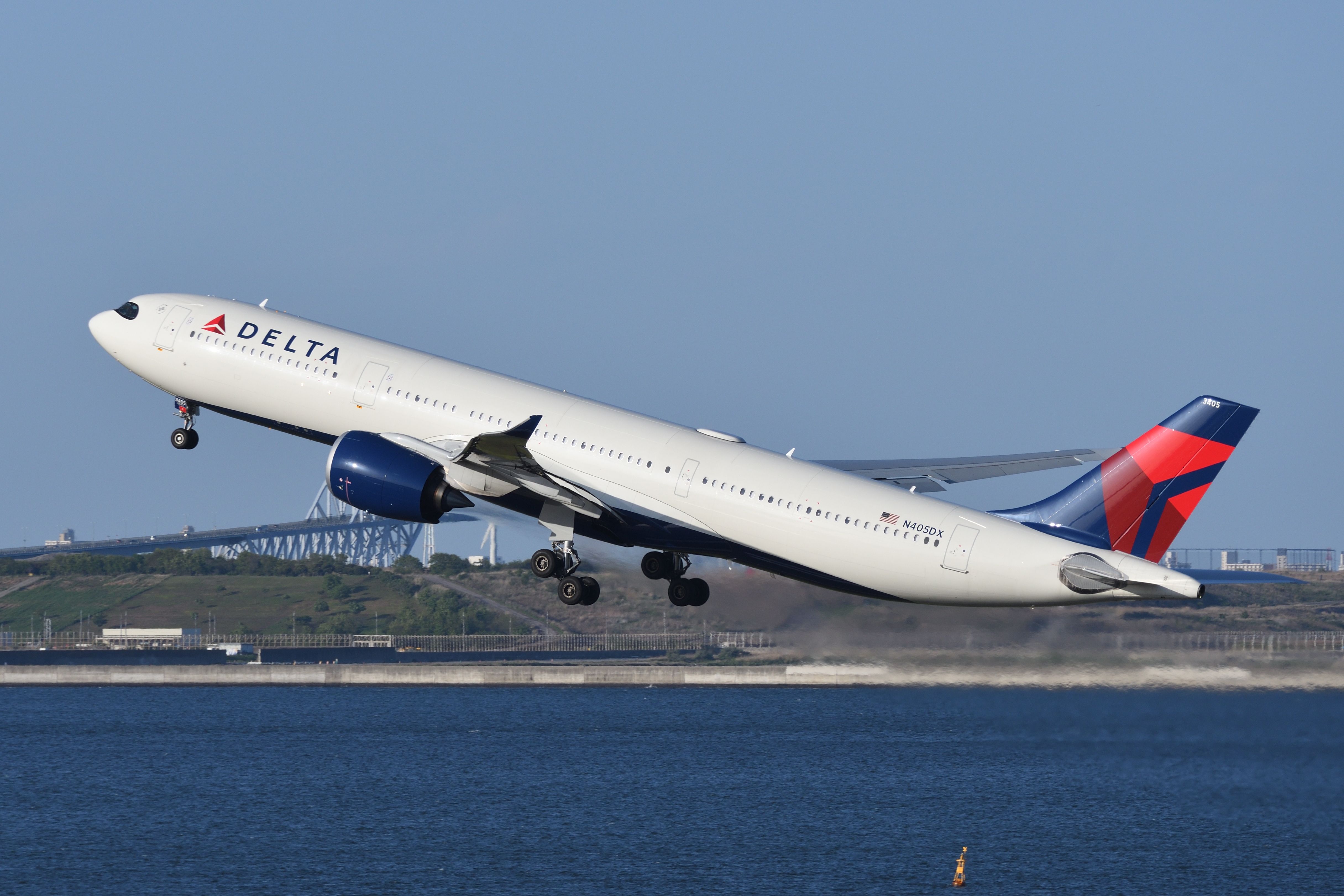 Delta Airlines Airbus A330-900 saliendo del Aeropuerto Internacional Narita de Tokio NRT Shutterstock_2145065809