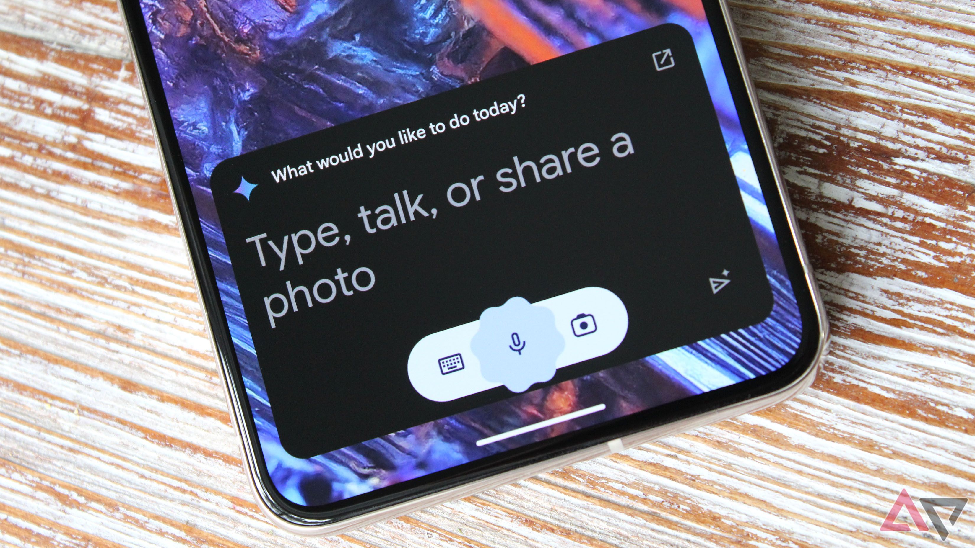 La parte inferior del teléfono muestra el mensaje Gemini de Google en Android.