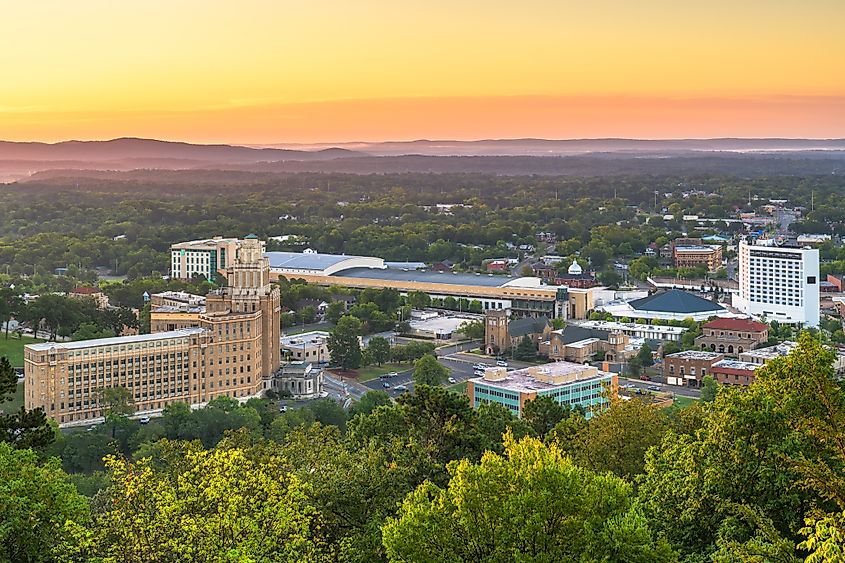 Hot Springs, Arkansas: Horizonte de la ciudad desde arriba al amanecer.