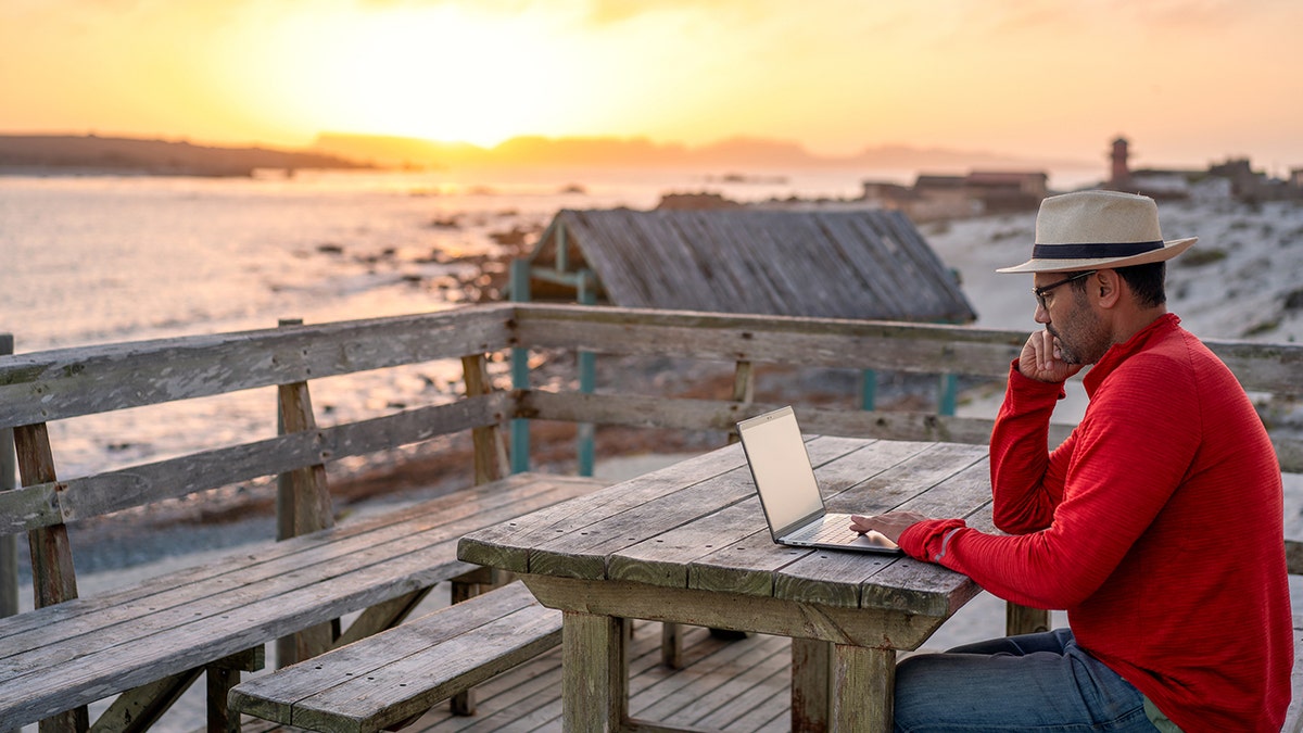 Computadora portátil en la playa