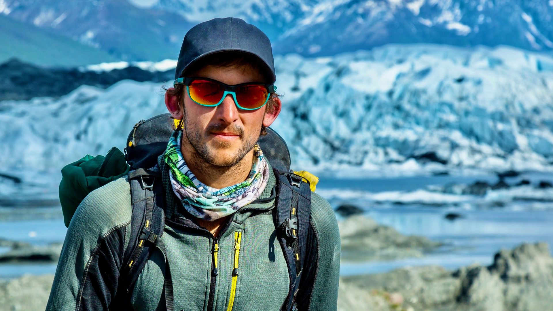 Un hombre se toma una fotografía frente a los glaciares en el estado estadounidense de Alaska.