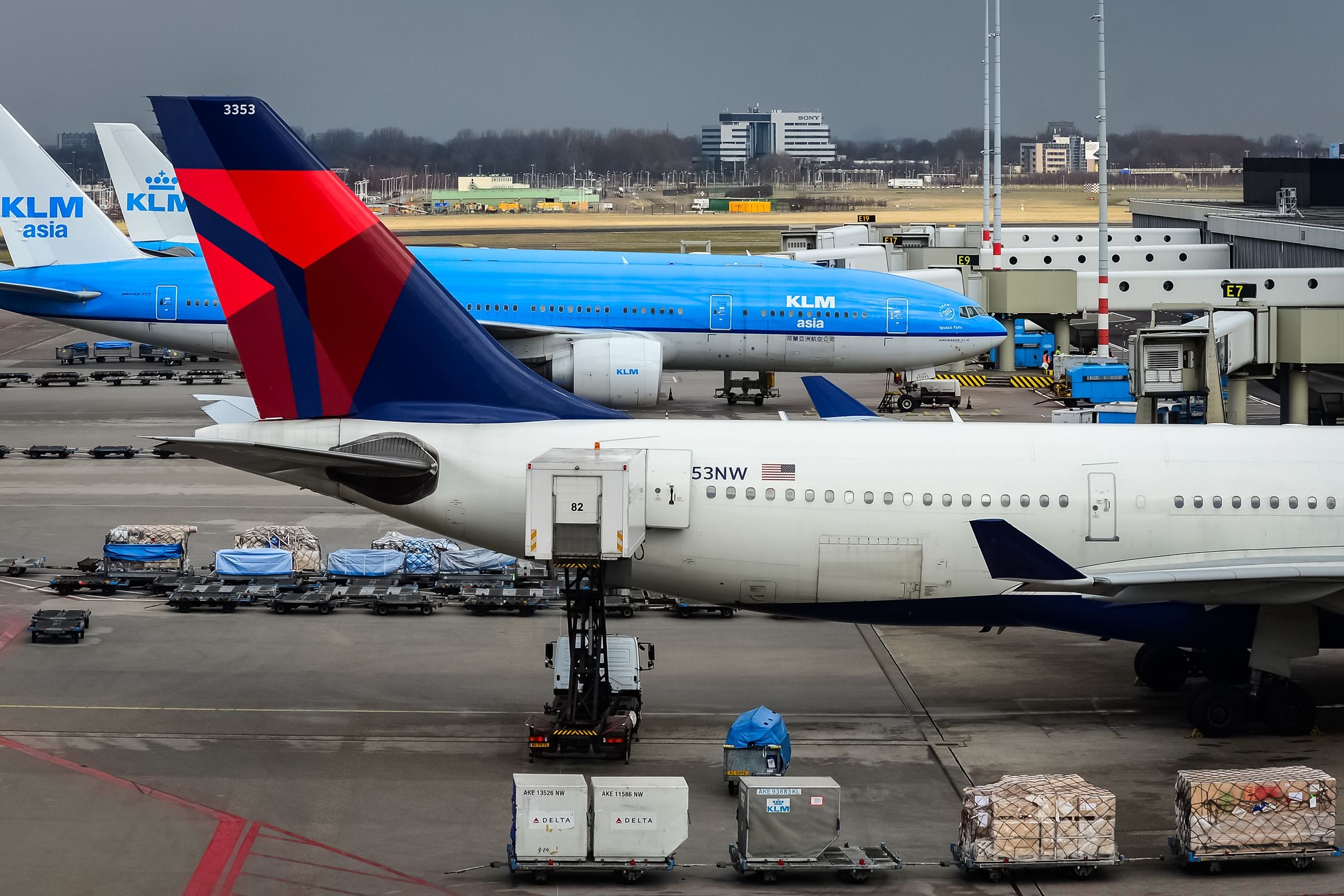 Los aviones de KLM y Delta Airlines están estacionados en la plataforma del aeropuerto Schiphol de Ámsterdam.