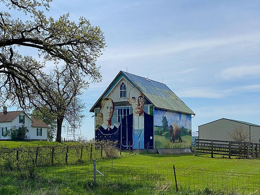 Mount Vernon, Iowa: American Gothic Barn, una exhibición del tamaño de un granero de la famosa pintura de Grant Wood, que presenta a una pareja de agricultores y una cercana granja gótica de Iowa.