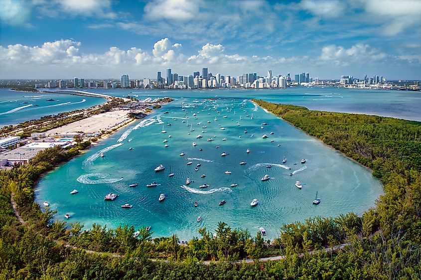 Miami, Florida: Vista aérea de la Bahía de Biscayne y el horizonte de Miami desde Virginia Key.